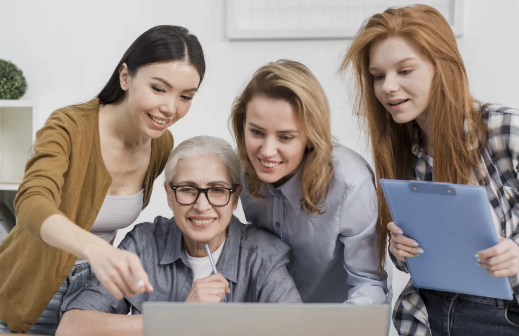 Formation numérique, atelier de groupe composé de quatre femmes